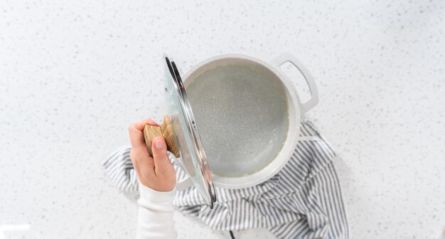 osoba varí v kuchyni